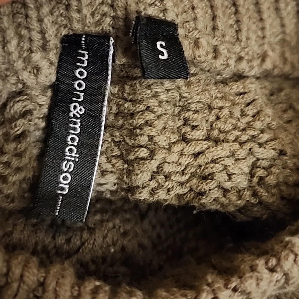 Moon & Madison Cropped Cable Knit Sweater - Picture 5 of 7